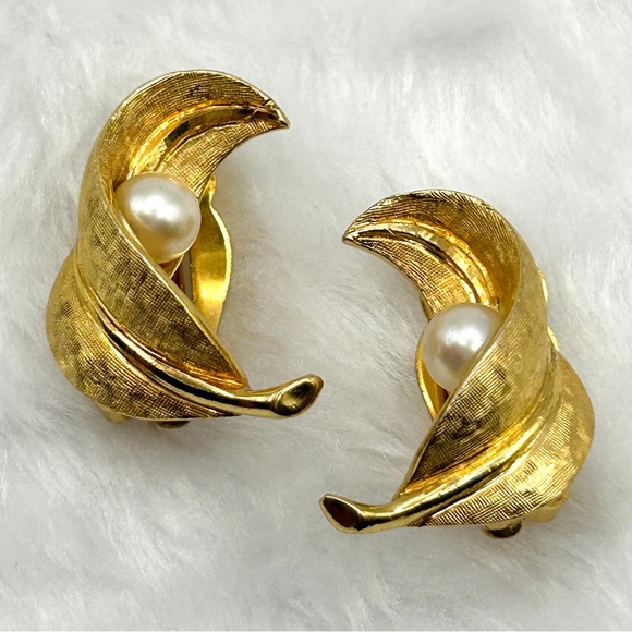 ✨ Signed Jomaz Vintage Gold-Tone Leaf & Pearl Clip-On Earrings 🌿✨ Beautiful!